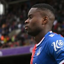 Viral Momen Marc Guehi ‘Cuekin’ Pelatih, Ternyata Bukan karena Liverpool!