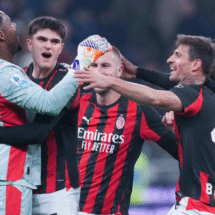 Aura Scudetto Kembali Terasa di AC Milan, Saelemaekers Nilai Atmosfer Mirip Musim 2021/2022