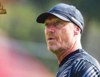 Peter de Roo Bocorkan Suasana Ruang Ganti Persis Setelah Takluk dari Persebaya di BRI Super League